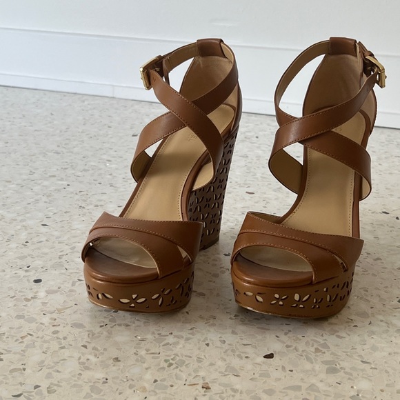 Michael Kors Sienna Floral Leather Acorn Gold inlay platform sandals. - Picture 3 of 8
